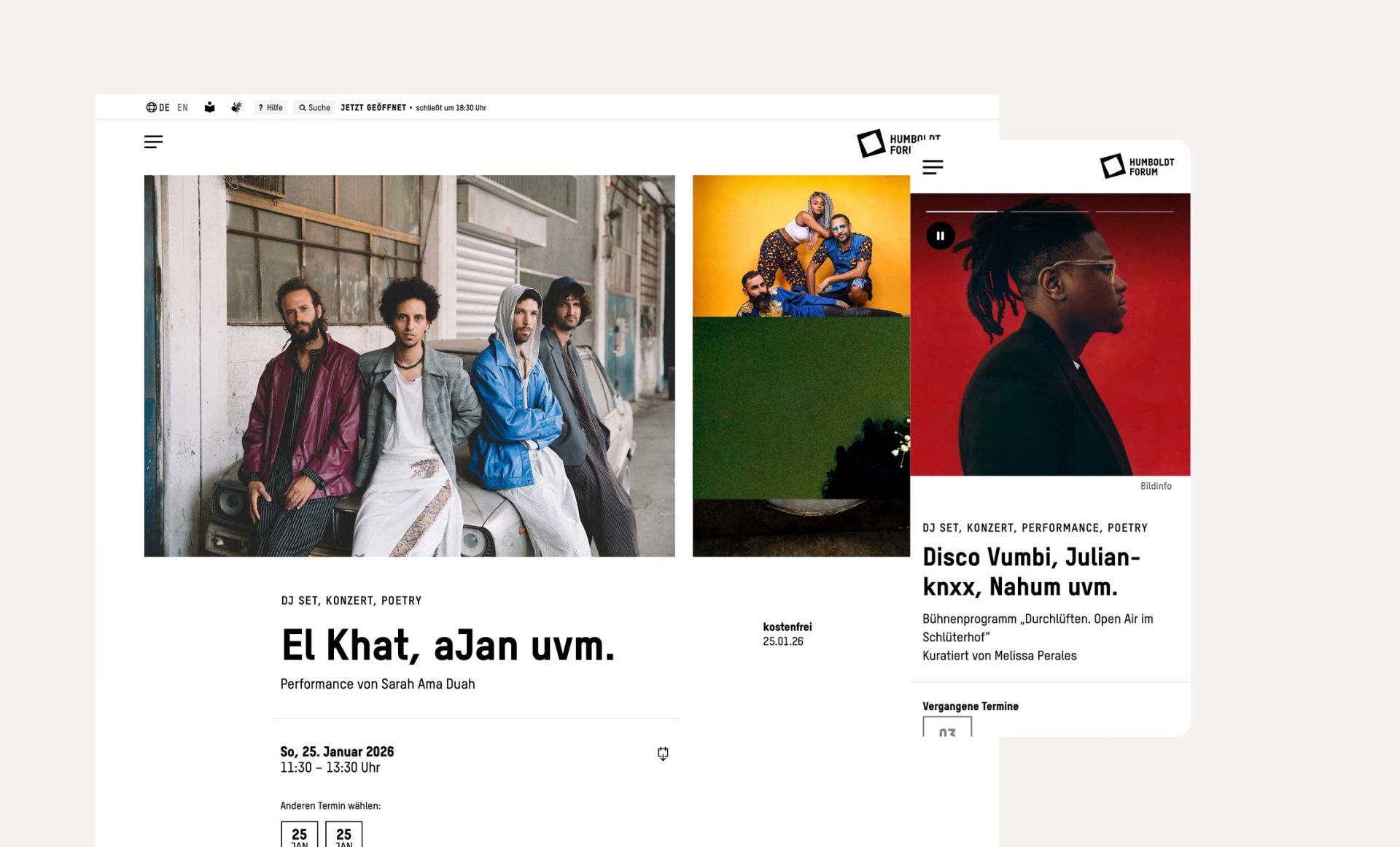 Vier Männer in urbaner Kleidung posieren vor einer Wand mit Infos zu Konzerten und Performances.