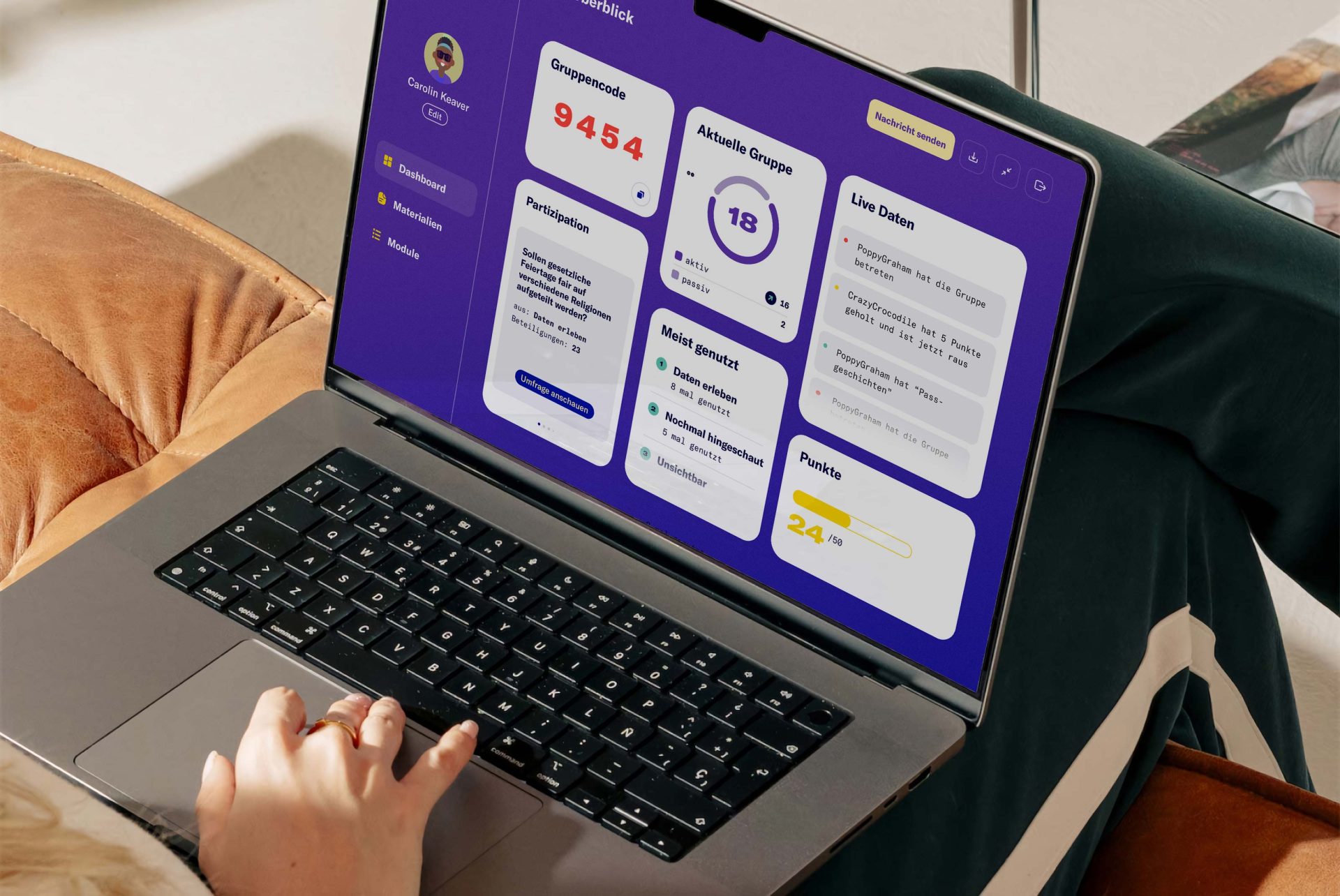 Laptop-Display mit moderner Benutzeroberfläche und mehreren Widgets, während jemand mit einer Hand darauf tippt.