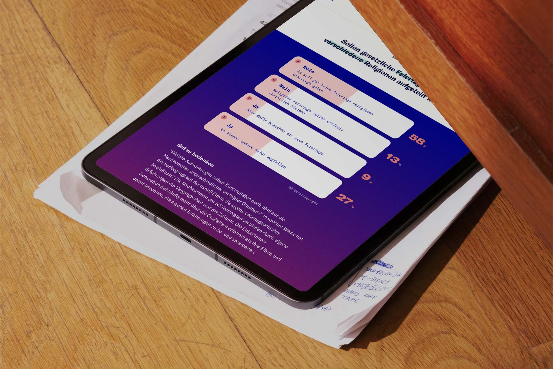 Ein Tablet liegt auf einem Blatt Papier, mit einer Benutzeroberfläche in lila und Weiß.