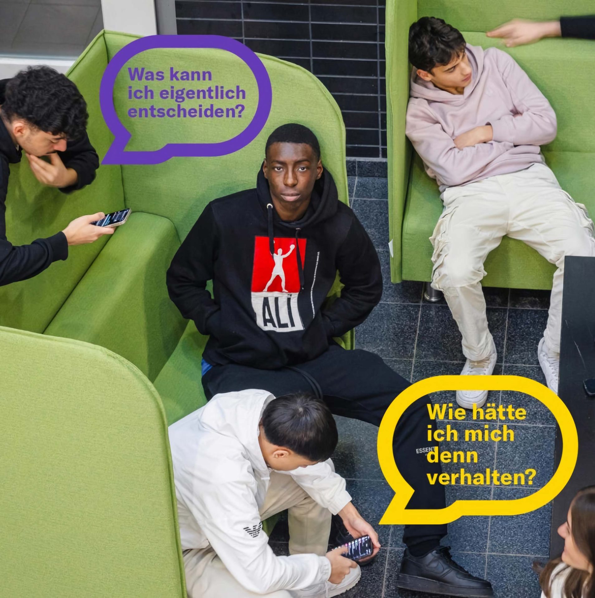 Vier junge Menschen entspannen in einer Lounge; Sprechblasen mit Fragen zur Entscheidungsfindung.