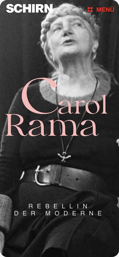 Schwarz-weißes Bild einer älteren Frau, die spricht; Text: "Carol Rama – Rebellin der Moderne".